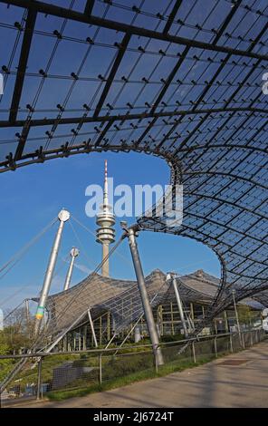 Das berühmte Dach des Münchner Olympiastadions nach Entworfen von Behnisch und frei Otto – Olympiapark und olympische Sportstätten in München Stockfoto