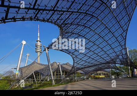 Das berühmte Dach des Münchner Olympiastadions nach Entworfen von Behnisch und frei Otto – Olympiapark und olympische Sportstätten in München Stockfoto