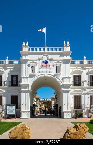 Málaga, Spanien; 14. April 2022: Großer gewölbter Eingang zum McArthurGlen Designer Outlet in Malaga (Spanien) an einem sonnigen Frühlingsmorgen Stockfoto