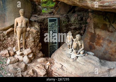 RAISEN, MADHYA PRADESH, INDIEN - 17. JANUAR 2022: Skulpturale Darstellung des Lebens prähistorischer Höhlenbewohner in Bhimbetka. Stockfoto