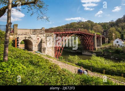 Die berühmte gusseiserne Bogenbrücke über den Fluss Severn bei Ironbridge in Shropshire (Geburtsort der industriellen Revolution). Stockfoto