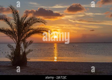 Beobachten des Sonnenuntergangs vom Strand in La Manga del Mar Menor, in der Autonomen Gemeinschaft Murcia, Spanien Stockfoto