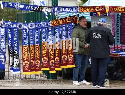 Leicester, Großbritannien. 28.. April 2022. Ein Schal-Verkäufer vor dem Spiel der UEFA Europa Conference League im King Power Stadium, Leicester. Bildnachweis sollte lauten: Darren Staples / Sportimage Credit: Sportimage/Alamy Live News Stockfoto