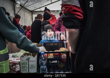 Warschau, Polen. 28. April 2022. Ein Freiwilliger hat einen Moment der Tränen in der überwältigenden Emotion, die mit Freiwilligenarbeit kommt. Ein Kollektiv polnischer Bürger, das sich zusammengeschlossen hat, um Ukrainern, die vor dem Krieg fliehen, Nahrung zu liefern, bietet Frühstück, Mittag- und Abendessen und 24-Stunden-Erfrischungen für alle im Warschauer Westbahnhof. Seitdem hat sich die World Central Kitchen auch dazu eingesetzt, die Beschaffung von Lebensmitteln und die Bereitstellung von Geräten zu unterstützen, um die Konsistenz und den Fluss von Lebensmitteln zu gewährleisten. Kredit: ZUMA Press, Inc./Alamy Live Nachrichten Stockfoto