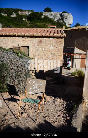Handgemachtes Schild zeigt den Strand von Calo des Moro auf Mallorca, Spanien Stockfoto