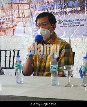 Malabon, Philippinen. 28. April 2022. Der Präsidentschaftskandidat, Senator Panfilo 'Ping' Lacson, spricht während der Veranstaltung. Der Präsidentschaftskandidat und Vize-Präsidentschaftskandidat Panfilo 'Ping' Lacson und der Senatspräsident Vicente 'Tito' Sotto besuchen Malabon City, während ihr Wahlkampfweg in die Metro Manila zurückkehrt. Sie hatten ein Treffen und eine Pressekonferenz mit Reportern, in denen die beiden Kandidaten ihre Prinzipien und ihre Fürsprache zum Ausdruck brachten. (Foto: Josefiel Rivera/SOPA Images/Sipa USA) Quelle: SIPA USA/Alamy Live News Stockfoto