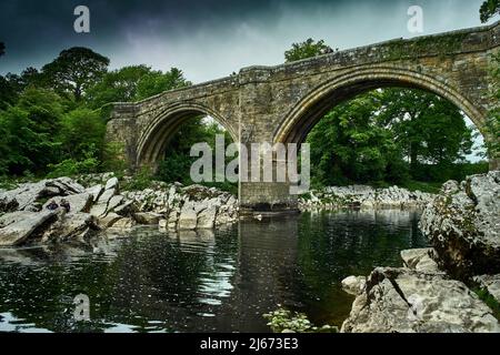 Devils Bridge, Kirkby Lonsdale, die aus dem 12.. Oder 13.. Jahrhundert stammt, war bis zum Anfang des 20.. Jahrhunderts ein wichtiger Schnittpunkt des Flusses Lune Stockfoto