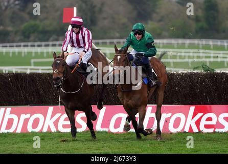 Blue Lord, geritten von Paul Townend (rechts) auf dem Weg zum Gewinn der Barberstown Castle Novice Chase am dritten Tag des Punchestown Festivals auf der Pferderennbahn von Punchestown in der Grafschaft Kildare, Irland. Bilddatum: Donnerstag, 28. April 2022. Stockfoto