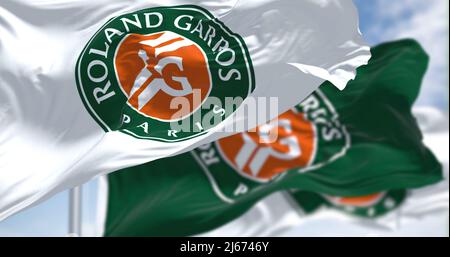 Paris, Frankreich, April 2022: Drei Flaggen mit dem Roland-Garros-Logo winken im Wind. Die French Open ist ein großes Tennisturnier, das Ende Mai stattfindet Stockfoto