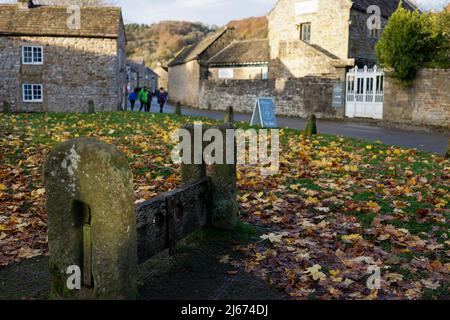 Alte Strafbestände im Dorf Eyam in Derbyshire Stockfoto