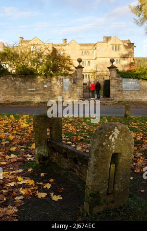 Alte Strafbestände im Dorf Eyam in Derbyshire Stockfoto