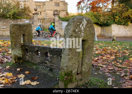 Alte Strafbestände im Dorf Eyam in Derbyshire Stockfoto