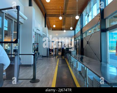 Springfield, IL USA-23. September 2021: Menschen gehen durch Springfield, Illinois TSA Sicherheit an einem langsamen Tag. Stockfoto