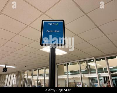 Springfield, IL USA-23. September 2021: Menschen gehen durch Springfield, Illinois TSA Sicherheit an einem langsamen Tag. Stockfoto