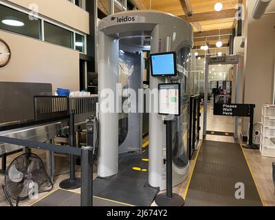 Springfield, IL USA-23. September 2021: Menschen gehen durch Springfield, Illinois TSA Sicherheit an einem langsamen Tag. Stockfoto