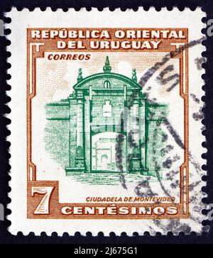 URUGUAY - UM 1954: Eine in Uruguay gedruckte Briefmarke zeigt die Festung Montevideo, um 1954 Stockfoto