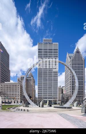 Das transzendierende Bogendenkmal auf der Philip A. Hart Plaza, Downtown Detroit, Michigan, USA, mit Blick auf Wolkenkratzer Stockfoto