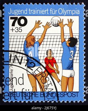 DEUTSCHLAND - UM 1976: Eine in Deutschland gedruckte Marke zeigt Volleyball, Team Sport, um 1976 Stockfoto