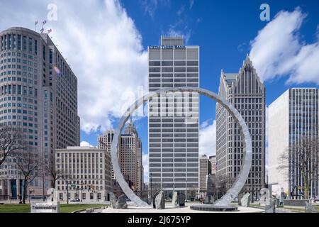 Das transzendierende Bogendenkmal auf der Philip A. Hart Plaza, Downtown Detroit, Michigan, USA, mit Blick auf Wolkenkratzer Stockfoto