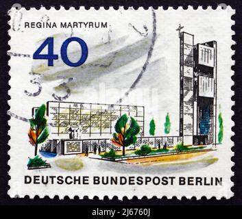 DEUTSCHLAND - UM 1966: Eine in Deutschland gedruckte Briefmarke zeigt das Regina Martyrum Memorial, das Neue Berlin, um 1966 Stockfoto