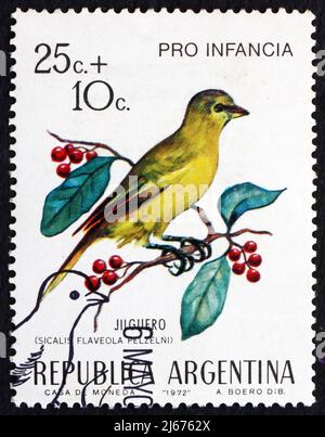 ARGENTINIEN - UM 1972: Eine in Argentinien gedruckte Marke zeigt Safranfinch, Sicalis Flaveola, Bird, um 1972 Stockfoto