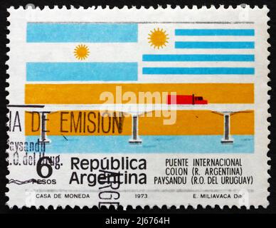 ARGENTINIEN - UM 1975: Eine in Argentinien gedruckte Briefmarke zeigt die Internationale Brücke, die Flaggen Argentiniens und Uruguays, um 1975 Stockfoto