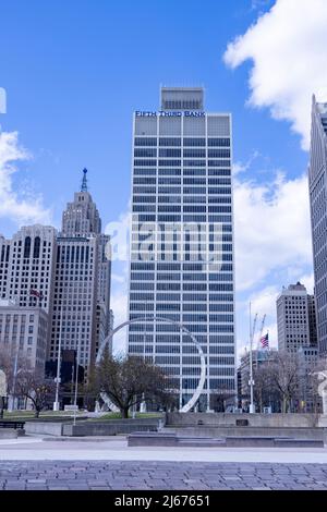 Das transzendierende Bogendenkmal auf der Philip A. Hart Plaza, Downtown Detroit, Michigan, USA, mit Blick auf Wolkenkratzer Stockfoto