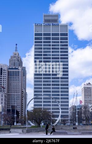 Das transzendierende Bogendenkmal auf der Philip A. Hart Plaza, Downtown Detroit, Michigan, USA, mit Blick auf Wolkenkratzer Stockfoto