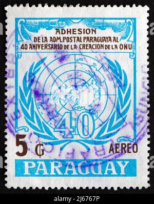 PARAGUAY - UM 1986: Eine in Paraguay gedruckte Briefmarke zeigt das UN-Emblem, 40.. Jahrestag, um 1986 Stockfoto