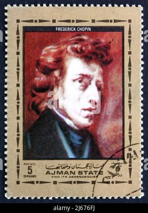 AJMAN - UM 1972: Eine im Ajman gedruckte Briefmarke zeigt Frederic Chopin, polnischer Komponist und Pianist, Gemälde von Eugene Delacroix, französischer Maler, Cir Stockfoto