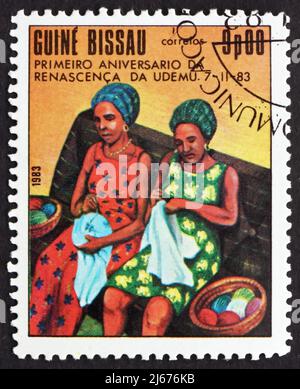 GUINEA-BISSAU - UM 1983: Eine in Guinea-Bissau gedruckte Briefmarke zeigt Sewing, First Anniversary of Womens Federation, circa 1983 Stockfoto