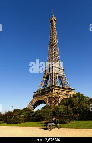 Ruhender Radfahrer unter dem Eiffelturm in Paris Stockfoto