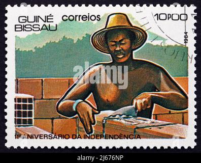 GUINEA-BISSAU - UM 1984: Eine in Guinea-Bissau gedruckte Briefmarke zeigt Mason, um 1984 Stockfoto