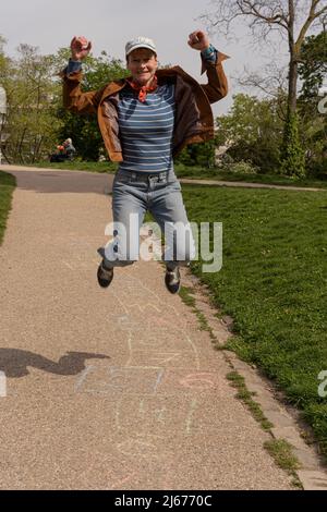 Park des Buttes Chaumont. Nahaufnahme einer Frau, die hopscotch spielt Stockfoto