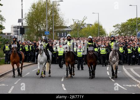 London, Großbritannien. 28. April 2022. Eintracht Frankfurt Fans kommen vor dem UEFA Europa League Halbfinale der ersten Etappe zwischen West Ham United und Eintracht Frankfurt am 28. 2022. April im London Stadium in London, England. (Foto von Daniel Chesterton/phcimages.com) Quelle: PHC Images/Alamy Live News Stockfoto