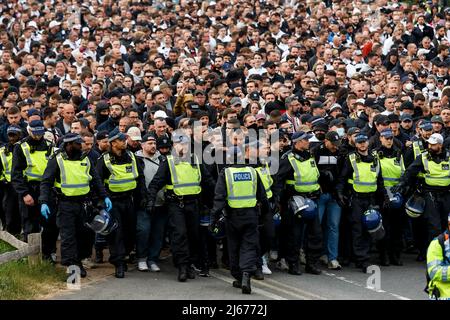 London, Großbritannien. 28. April 2022. Eintracht Frankfurt Fans kommen vor dem UEFA Europa League Halbfinale der ersten Etappe zwischen West Ham United und Eintracht Frankfurt am 28. 2022. April im London Stadium in London, England. (Foto von Daniel Chesterton/phcimages.com) Quelle: PHC Images/Alamy Live News Stockfoto