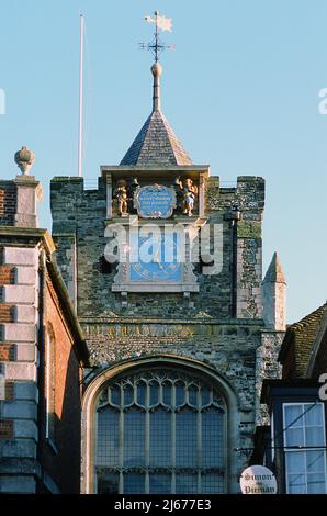 Der historische Kirchturm von St. Mary in Rye, East Sussex, Südostengland, mit Außenuhr aus dem Jahr 1760 Stockfoto