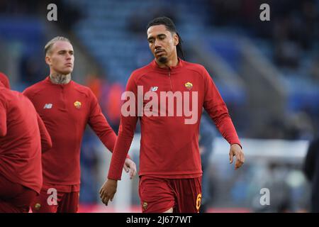 LEICESTER, GROSSBRITANNIEN. APR 28. Chris Smalling von AS Roma erwärmt sich vor dem Auftakt während des UEFA Europa Conference League Halbfinales 1. zwischen Leicester City und AS Roma am Donnerstag, dem 28.. April 2022, im King Power Stadium, Leicester. (Kredit: Jon Hobley | MI News) Kredit: MI Nachrichten & Sport /Alamy Live News Stockfoto