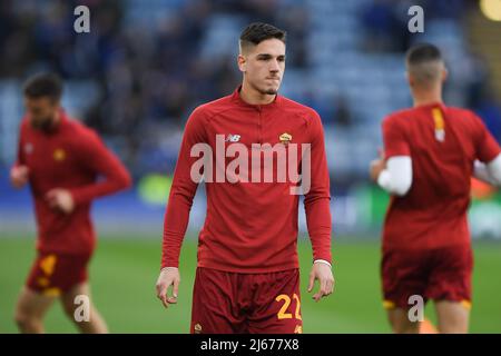 LEICESTER, GROSSBRITANNIEN. APR 28. Nicolo Zaniolo von AS Roma erwärmt sich vor dem Auftakt während des UEFA Europa Conference League Halbfinales 1. zwischen Leicester City und AS Roma am Donnerstag, dem 28.. April 2022, im King Power Stadium, Leicester. (Kredit: Jon Hobley | MI News) Kredit: MI Nachrichten & Sport /Alamy Live News Stockfoto