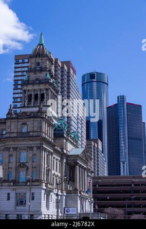 Wayne County Building, ehemals Courthouse, in der Randolph Street 600 in Downtown Detroit, Michigan, USA, mit dem Renaissance Center im Hintergrund Stockfoto