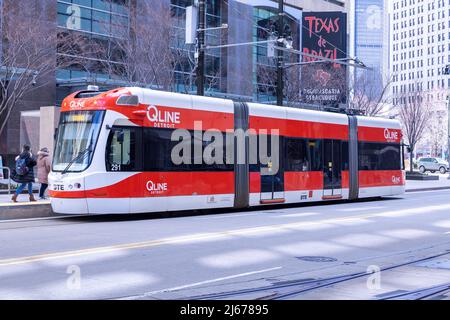 Die QLine (stilisiert als QLINE), ursprünglich bekannt als M-1 Rail oder die Woodward Avenue Streetcar, Detroit, Michigan, USA Stockfoto