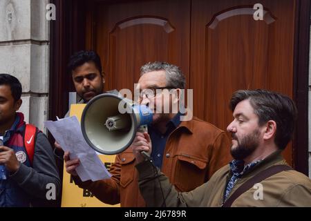 London, Großbritannien. 28. April 2022. 28. April 2022, London, England, Großbritannien: Der Schauspieler EDDIE MARSHAN liest einen Brief von Mubarak Bala. Humanists UK veranstaltete einen Protest vor der Nigeria High Commission im Zentrum von London, in dem die nigerische Regierung aufgefordert wurde, die Verurteilung von Mubarak Bala, dem Präsidenten der nigerischen Humanistischen Vereinigung, aufzuheben und die Blasphemiegesetze in Nigeria aufzuheben. Mubarak wurde wegen sogenannter „ blasphemischer “ Facebook-Posts zu 24 Jahren Gefängnis verurteilt. (Bild: © Vuk Valcic/ZUMA Press Wire) Bild: ZUMA Press, Inc./Alamy Live News Stockfoto