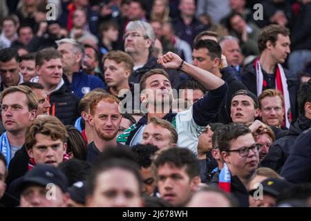 Rotterdam, Niederlande. 28. April 2022. Rotterdam - Fans von Feyenoord während des Spiels zwischen Feyenoord und Olympique Marseille im Stadion Feijenoord De Kuip am 28. April 2022 in Rotterdam, Niederlande. (Box to Box Pictures/Tom Bode) Credit: Box to Box pictures/Alamy Live News Stockfoto