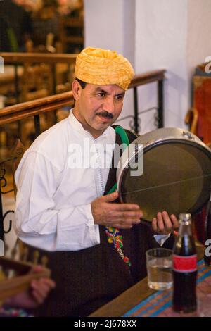 Musiker spielt Percussion Chefchaouen Morocco Stockfoto