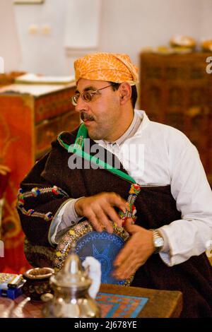 Musiker spielt in Marokko in traditioneller Kleidung Percussion Stockfoto