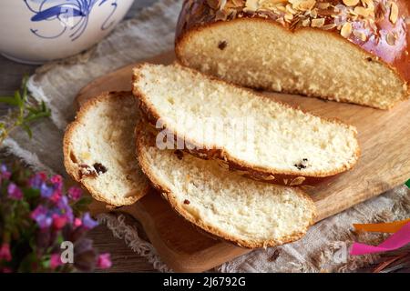 Sliced mazanec – traditionelles, süßes böhmisches Ostergebäck, ähnlich dem heißen Brötchen, auf einem Tisch Stockfoto