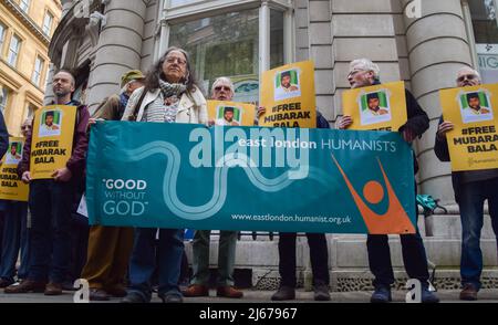 London, Großbritannien. 28.. April 2022. Humanists UK veranstaltete einen Protest vor der Nigeria High Commission im Zentrum von London, in dem die nigerische Regierung aufgefordert wurde, die Verurteilung von Mubarak Bala, dem Präsidenten der nigerischen Humanistischen Vereinigung, aufzuheben und die Blasphemiegesetze in Nigeria aufzuheben. Mubarak wurde wegen sogenannter „blasphemischer“ Facebook-Posts zu 24 Jahren Gefängnis verurteilt. Kredit: Vuk Valcic/Alamy Live Nachrichten Stockfoto