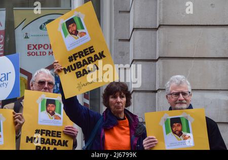 London, Großbritannien. 28.. April 2022. Humanists UK veranstaltete einen Protest vor der Nigeria High Commission im Zentrum von London, in dem die nigerische Regierung aufgefordert wurde, die Verurteilung von Mubarak Bala, dem Präsidenten der nigerischen Humanistischen Vereinigung, aufzuheben und die Blasphemiegesetze in Nigeria aufzuheben. Mubarak wurde wegen sogenannter „blasphemischer“ Facebook-Posts zu 24 Jahren Gefängnis verurteilt. Kredit: Vuk Valcic/Alamy Live Nachrichten Stockfoto