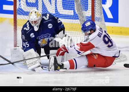 Ostrava, Tschechische Republik. 28. April 2022. L-R Torwart Jussi Olkinuora und Matej Blumel (CZE) in Aktion während der Euro Hockey Tour, Tschechische Hockey Games Spiel Tschechische Republik gegen Finnland, gespielt in Ostrava, Tschechische Republik, 28. April 2022. (CTK Photo/Jaroslav Ozana) Quelle: CTK/Alamy Live News Stockfoto