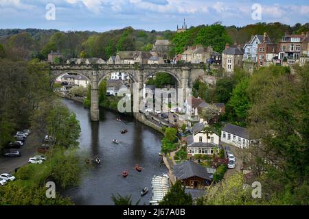 Malerische Landschaft in Knaresborough & River Nidd (historisches Viadukt, das sich über die Schlucht erstreckt, Häuser am Fluss und am Hang, Boote auf dem Wasser) - Yorkshire, England, Großbritannien. Stockfoto